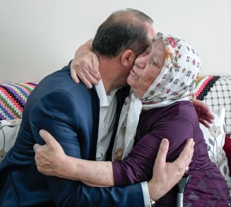 Mamak'ta 79 Yaşındaki Ayhan Nineye Sürpriz Ziyaret