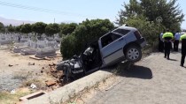 Mezarlığa Düşen Otomobilin Sürücüsü Ağır Yaralandı Haberi