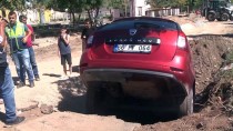 CAHIT ÇELIK - Muş'ta El Freni Çekilmeden Bırakılan Otomobil 1,5 Metrelik Çukura Düştü