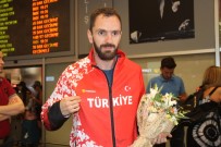 Şampiyonlar Türkiye'ye Döndü