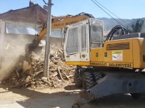 VIRANE - Tehlike Saçan Metruk Bina Yıkıldı