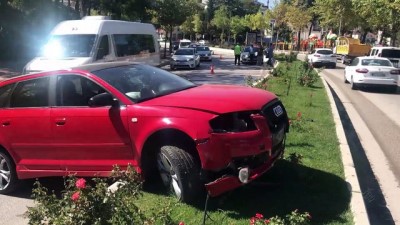 Bilecik'te Otomobil Orta Refüje Çıktı Açıklaması 1 Yaralı