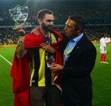 TÜRK BAYRAĞI - Fenerbahçe'de Ramil Guliyev'e Plaket Verildi