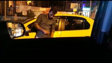 (Özel) Beyoğlu'nda Uyuşturucu Madde Kullanan Taksici Aracının Başında Sızdı