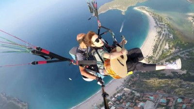 Paraşütle Atlarken Gitar Çaldığı Görüntüleri Milyonlar İzledi