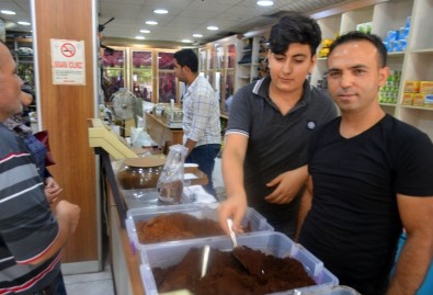 Esnaf, Dolar Bozdurana Türk Kahvesi Dağıtıyor