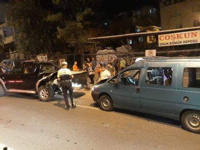 Samsun'da Dolmuş Kamyonete Çarptı Açıklaması 4 Yaralı