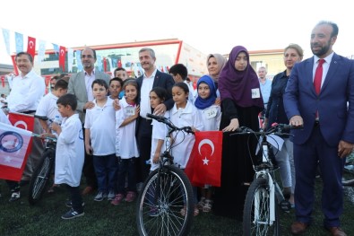 Başarılı 817 Kur'an-I Kerim Kursu Öğrencisine Hediye Bisiklet