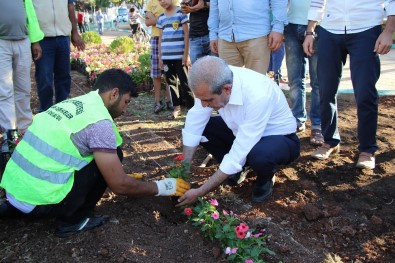 Halilye'de Parklar Çiçeklerle Donatılıyor