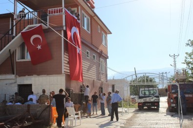 Hataylı Şehidin Baba Evine Türk Bayrağı Asıldı