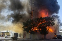 Los Angeles'ta Mobilya İmalathanesinde Yangın