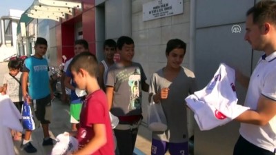 Manisa'da Çocuklara Yüzme Malzemesi Dağıtıldı