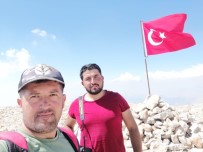 TÜRK BAYRAĞI - Şehitler İçin 3024 Rakıma Türk Bayrağı Dikti