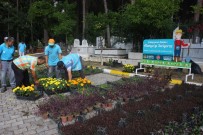 BELEDİYE MEZARLIĞI - Alanya Belediyesi 21 Mezarlıkta 55 Bin Çiçek Dağıtacak