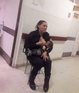 Arjantin’de kadın polis aç kalan bebeği emzirdi