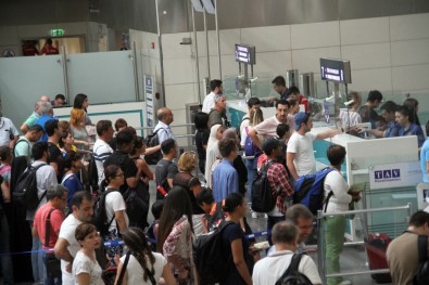 Atatürk Havalimanı'nda Kurban Bayramı Yoğunluğu