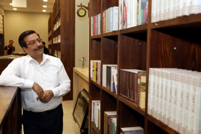 Başkan Atilla 'Kitap Kahve'de İncelemelerde Bulundu