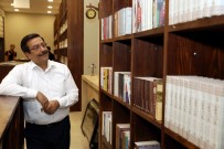 CUMALI ATILLA - Başkan Atilla 'Kitap Kahve'de İncelemelerde Bulundu