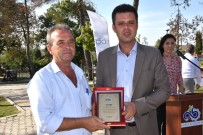 SARıLAR - Başkan Sarıkurt'tan Sarılar Mahallesi'ne Teşekkür Plaketi