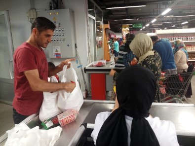 Beyoğlu'nda Bulunan Sosyal Market Bayram Öncesi Yüzleri Güldürdü