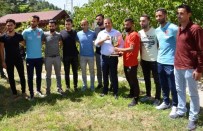 SAHİL YOLU - Birincilik Kupasını Başkan Vekili Yaşar'a Hediye Ettiler