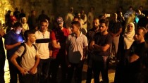 İsrail Polisi Mescid-İ Aksanın Kapısındaki Filistinlilere Müdahale Etti