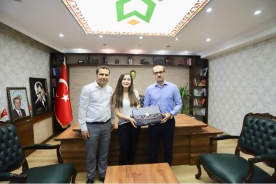 Kaymakam Ayca, Çukurca'nın İlk Tıp Öğrencisini Kabul Etti