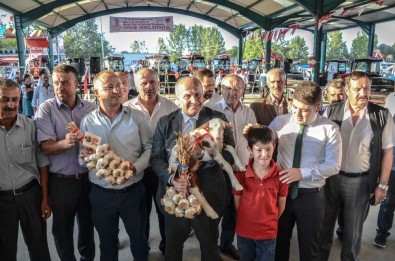Taşköprü'de En İyi Sarımsak Üreticisi Ve En İyi Buzağı Yetiştiricisi Yarışması Düzenlendi