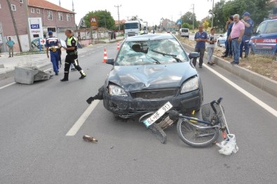 Uşak'ta Otomobil Bisiklete Çarptı Açıklaması 3 Yaralı