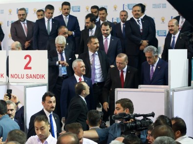 AK Parti'de Oylar Kullanılıyor