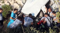 ZEMZEM - Hatay'da Kamyonet Tarım Aracına Çarptı Açıklaması 2 Ölü, 2 Yaralı
