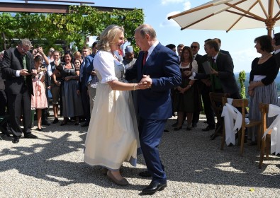 Putin, Avusturya Dışişleri Bakanı Kneissl İle Dansı Etti