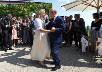 DÜĞÜN HEDİYESİ - Putin, Avusturya Dışişleri Bakanı Kneissl İle Dansı Etti