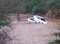 SEL FELAKETİ - Sürücüyü, Kendi Canını Tehlikeye Atarak Kurtardı