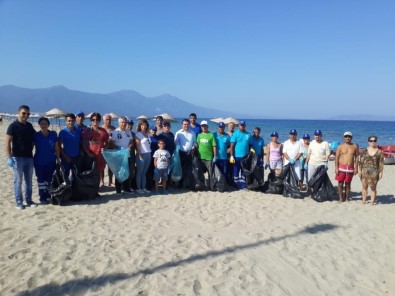 Vatandaşlar Büyükşehir Ekipleriyle Sahilde Temizlik Yaptı