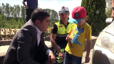 Çocuklara Düdük, Sürücü Ve Yolculara Sarımsak Dağıttılar