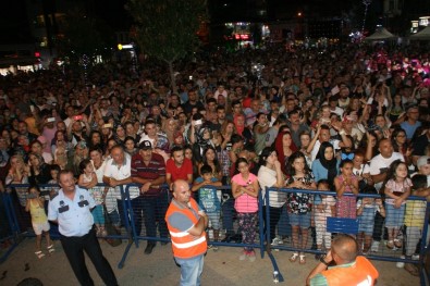 Devrek'te Düzenlenen Uğur Işılak Konseri Büyük İlgi Gördü