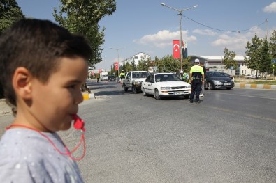 'Kırmızı Düdük' Çaldı, Babası Kemer Taktı