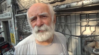 (ÖZEL) Felç Geçiren Oyuncu Ve Tiyatro Sanatçısı Hikmet Karagöz Taksim Meydanı'nda Görüntülendi