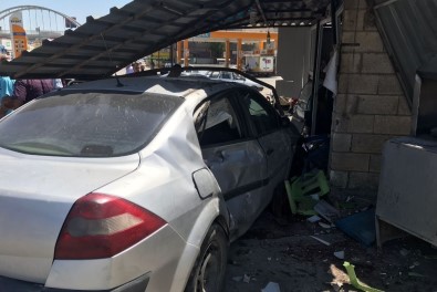 Şanlıurfa'da Otomobil Lokantaya Daldı