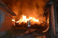 Tosya'da Çıkan Yangında 8 Ev Tamamen Yandı