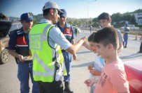 BAYRAM TRAFİĞİ - Vali Yılmaz, Çocuklara 'Kırmızı Düdük' Dağıttı
