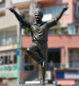 Aliağa'da Harmandalı Oynayan Atatürk Heykeli Beğenildi