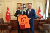 ALİ SAMİ YEN - Başkan Uysal'a, Galatasaray Forması