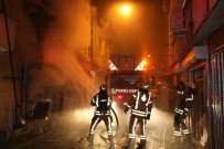 Beyoğlu'nda Ahşap Bina Alev Alev Yandı