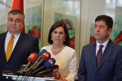 CHP'de Olağanüstü Kurultay İçin İmzalar Teslim Edildi