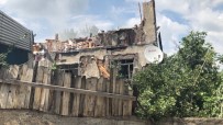 İki Katlı Ev Çıkan Yangında Küle Döndü
