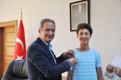 İl Milli Eğitim Müdürü Ekinci LGS'da Türkiye İkincisi Olan Kayrahan Kaya'yı Ödüllendirdi
