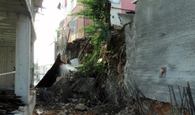 Kartal'da İnşaatın İstinat Duvarı Çöktü Vatandaş Tepki Gösterdi