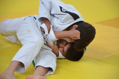 Suriyeli İle Türk Çocuklar Judo Turnuvasında Buluştu